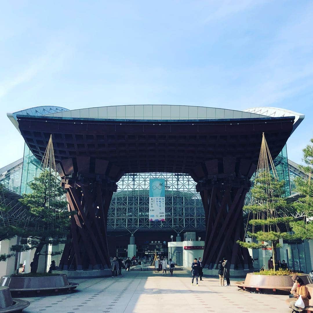 kanazawa_johoのインスタグラム：「休日は観光客の方々で賑わっていますが、今日はいくぶん落ち着いていて、独り占め気分でした(^ ^) * >>>その他のおでかけスポットは（@kanazawa_joho）にて♪ * * #金沢駅 から徒歩で約0分、#片町 スクランブルから徒歩で約15分の距離にある #世界で最も美しい駅 14選にも日本から唯一選出された、#金沢駅 & #鼓門 * #石川県 #石川 #金沢市 #金沢 #おでかけ #レジャー  #金沢情報」