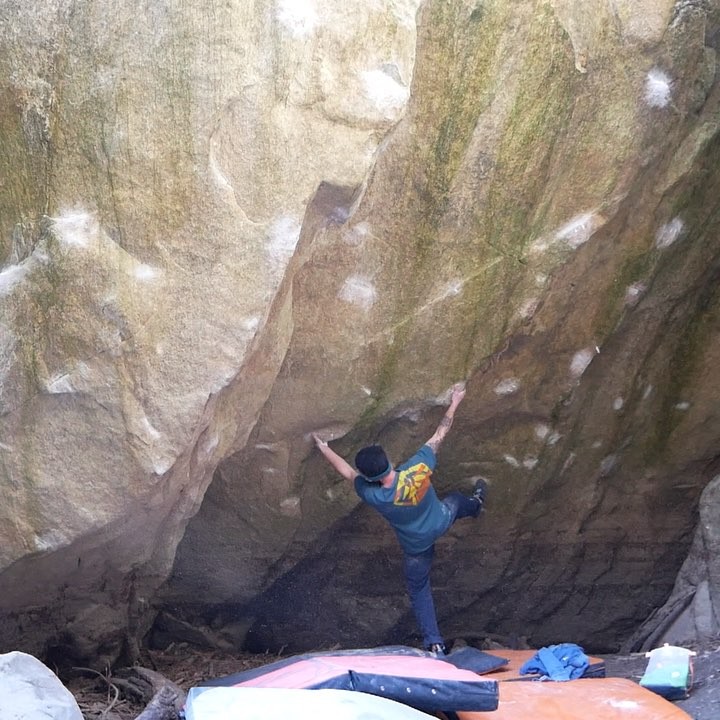 ガブリエル・モローニのインスタグラム：「Here we are already two months into 2019... I started the year climbing in the catalunyan mecca of Siurana, finally dispatching one of my nemesis routes I’ve been trying on and off for the last ten years... the infamous A Muerte, 9a or 8c+ depending on who you ask. For me it might be 9b if I think how much effort I put into it but even 8a if I think how hard it felt when I actually sent it... After I came back from Spain I got straight back to work setting for the lead comp of @milanoclimbingexpo in my home gym @urbanwallmilano ... I was asked to compete in bouldering as well and despite the fatigue of ten days of stripping and setting I surprisingly took the win ahead of @jakob.schubert and @yfei_pan ! During the same event, I got devastating news that the Italian Federation will only give support to the Olympic Team, this means that if any of the specialists want to do the WC’s we need to pay everything from registration fee to insurance and of course travels and hotels... I was a bit shocked at the beginning, I will never understand political decisions but life goes on and rock climbing is what has always drive me further. So lately I haven’t been training as much as the last winters but took more time for some 1day-trips around home like Ticino or NW Italy... The one in the 🎥 from @davidebassotto is a great @niky_ceria ‘s testpiece called Undercut(8b ish), one of the best climbs in the Aosta Valley!... Now, depending on the weather, I have a couple of last minute trips planned.  Then let’s see what tomorrow brings... #e9team #scarpaspa #frictionlabs #bigapesport @e9clothing_official @scarpaspa @frictionlabs @bigapesport」