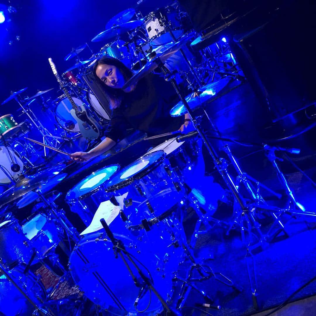 岡本奈穂子のインスタグラム：「ドラムが沢山いるバンド DQS@下北沢Que 本日は9台♪」