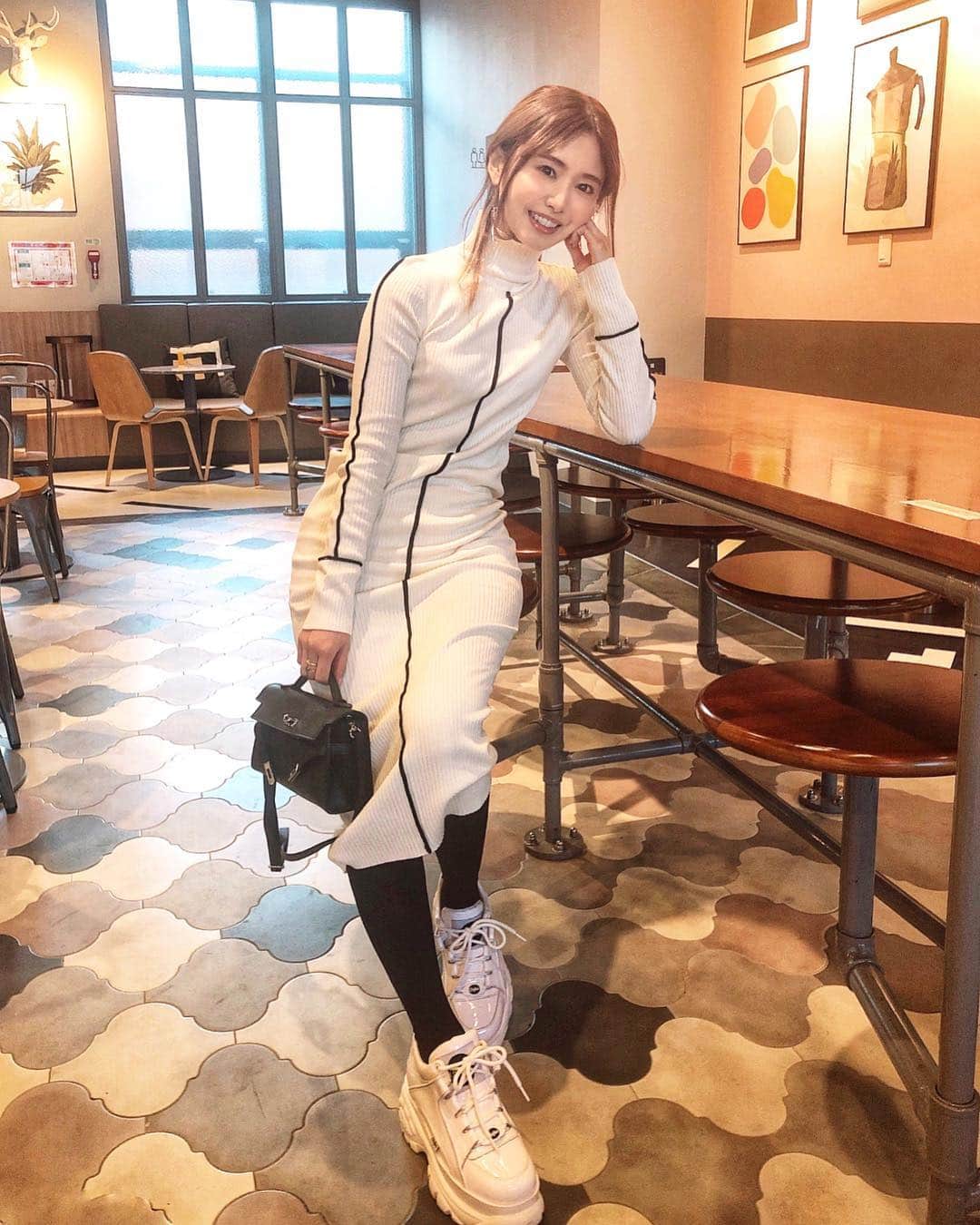 のインスタグラム：「取材させてもらった#cellcure オフィス内カフェ☕️🍰✨ 社内にこんな素敵なカフェがあるのいいなぁ😋 おすすめしてもらったアイクリームを昨日から使い始めたので、効果が楽しみ🥰 . knitdress #zara #ザラ bag #storynine #ストーリーナイン shoes #buffalolondon #バッファローロンドン . . . . #MillyKorea#coordinate#fashion#korea#コーデ#私服#데일리룩#코디#스타일링#streetfashion#厚底スニーカー#韓国通販」