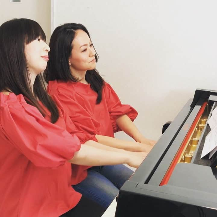 Yuko & Yurikaのインスタグラム：「#allofme by #johnlegend ・ ・ 久々の #練習シリーズ 🎶 #今年もよろしくお願いします :) ・ ・ ・ #yukoandyurikapianoduo #yukoandyurika #pianoduou #classicalmusic #classic  #piano #practice #love #ピアノ #ピアノデュオ #ピアノデュオユー #懐かしの #忘れた頃にやってくる #初めて弾いてみましたシリーズ #練習中 #オールオブミー #ジョンレジェンド #衣装がすでに春感 #久しぶりのビデオで緊張 #顔が真剣すぎる件😂」