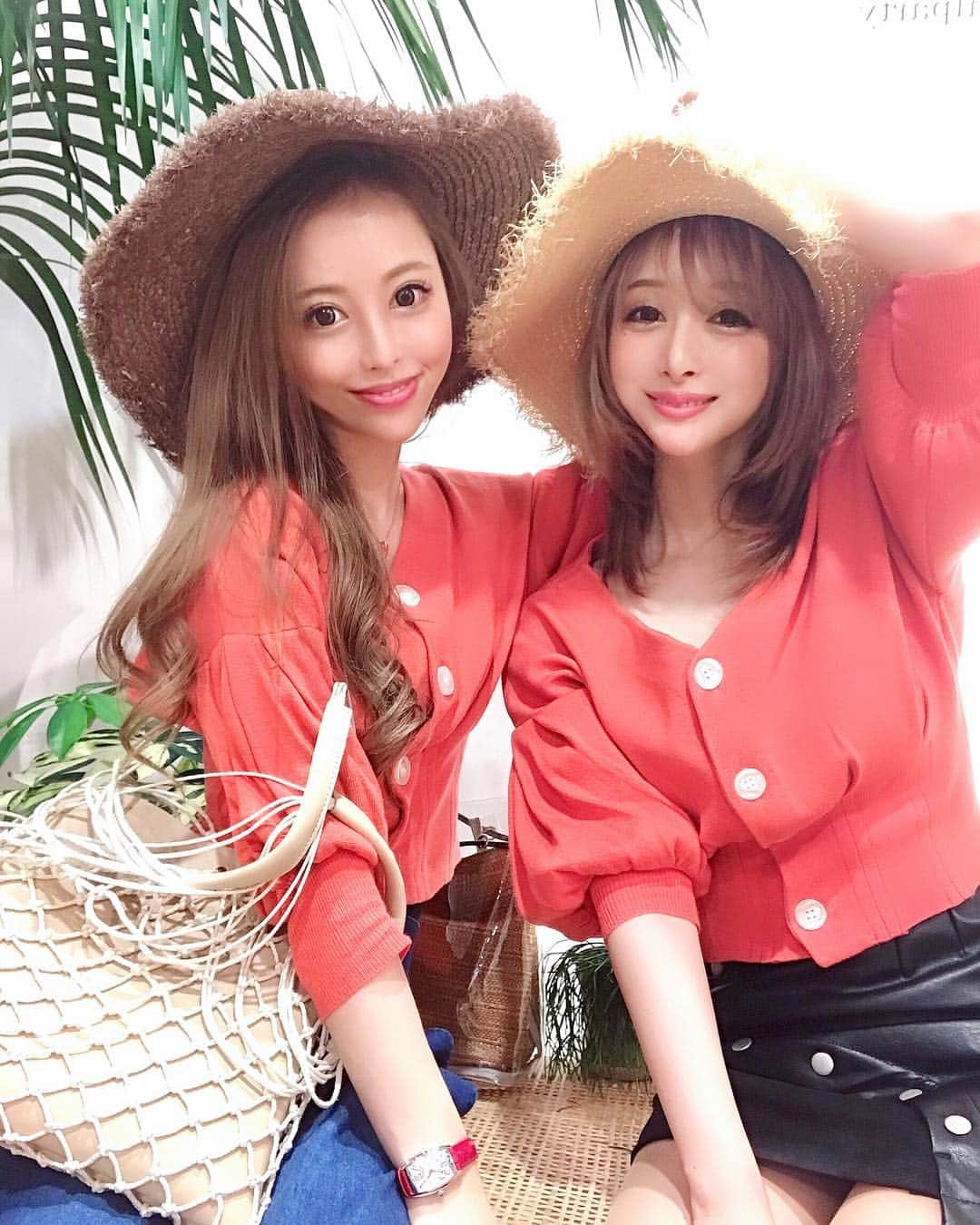 真優川咲さんのインスタグラム写真 - (真優川咲Instagram)「#👭#👒#👚 ✨ . @royalparty_official 🎀 の #新作 #マカロンニット 🧶💕 後ろ前 どちらでも着れる #2wey TYPE でお気に入り🙈💕 . ウエスト部分がキュッと高めの位置で 絞られてるから #くびれ 効果も抜群 ✌︎😏✨ #スタイルアップ できて可愛いすぎなのー😻💕 . 今回もりりたん @riri.ribonと #おそろっち で💗 🌟@royalparty_official 🌟@miia_official 🌟@spiralgirl_official  の #展示会 へ行って来ました 💋 . 可愛すぎる Ｓ/Ｓ のお洋服 達..🤤👗✨ 沢山〜 オーダーしたので 届くのが今から楽しみすぎです 💓 また着たら 映えポスト するね〜 😘💞 #love #happy #smile #twins #咲りり #fashion #coordinate 💋」2月22日 18時34分 - saki_411