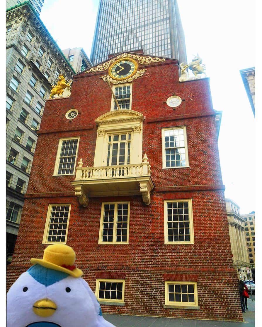 DeNAトラベルのインスタグラム：「ボストン旧マサチューセッツ州会議事堂だよ～～﻿ ﻿ アメリカで最古の公共の建物の1つであり、この建物の東側バルコニーでトーマス・クラフツ大佐がアメリカ独立宣言を読み上げたよ～～﻿ ﻿ ◇◇◇◇◇◇◇◇◇◇ ﻿ ﻿ 現在エアトリのアカウントでは「#エアトリさんの旅行日記」をテーマに「思わず旅に出たくなるステキな写真」をご紹介しています。 【ステキなお写真募集中！】 #エアトリさんの旅行日記 での投稿お待ちしております。厳選して紹介させていただきます。﻿ ﻿ #エアトリ #AirTrip #新キャラ #エアトリさん #エアトリさんの旅行日記 #旅行 #一人旅 #旅行好きな人と繋がりたい#写真好きな人と繋がりたい #アメリカ #USA #america #states #travelamerica #exploreusa #americatrip #bostontrip #bostontravel#toytravel #toytraveler #traveltoy」