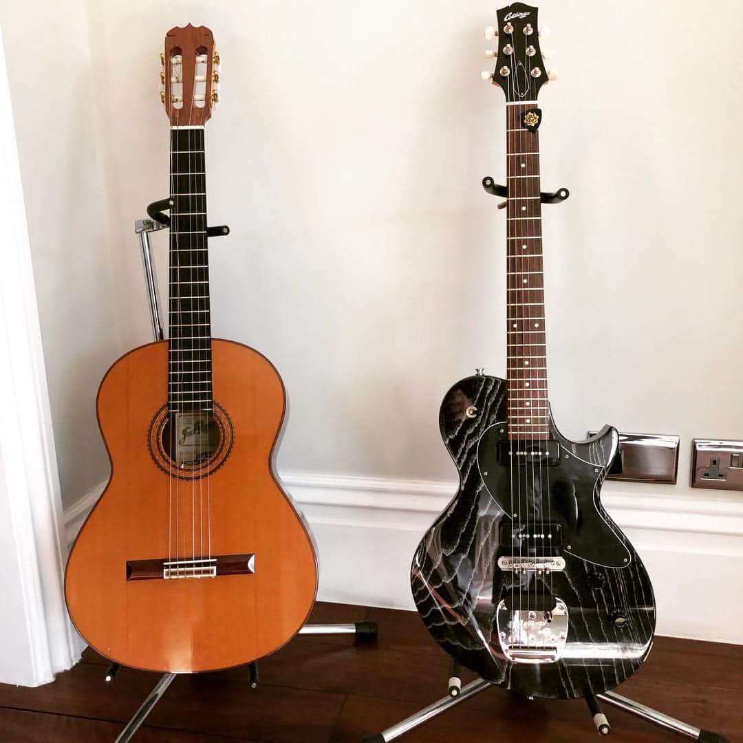 布袋寅泰さんのインスタグラム写真 - (布袋寅泰Instagram)「Guitars in my home. 家にあるのはこの二本。#guitars」2月22日 18時59分 - hotei_official