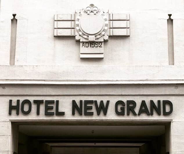 【公式】ホテルニューグランドさんのインスタグラム写真 - (【公式】ホテルニューグランドInstagram)「外観に掘られた「AD1992」の文字。 この数字が何を意味するか皆様ご存知でしょうか？ 暗号のようなこの数字は実はホテルニューグランドの本館に中庭が完成した年。 タワー館開業の翌年にまるで外国にいるかのような白と赤のコントラストが美しい中庭が誕生しました。 ホテルにはこの他にも開業年である「AD1927」の文字が！ホテル全体がこれまでの軌跡を描いた年表になっているかのようですね。 お近くにお越しの際は是非この2つの数字がどこにあるのか探しにいらしてくださいね！  #ホテルニューグランド #ホテル #横浜 #中庭 #謎解き #開業 #完成 #歴史 #外観 #数 #外国 #彫刻 #フォトスポット #記念 #絵になる #本館 #シンボル #横浜市認定歴史的建造物 #年表 #記念 #宿泊 #横浜散歩 #山下公園 #春 #ぶらり旅 #hotelnewgrand #yokohama #garden #history #mystery」2月22日 18時55分 - hotelnewgrand