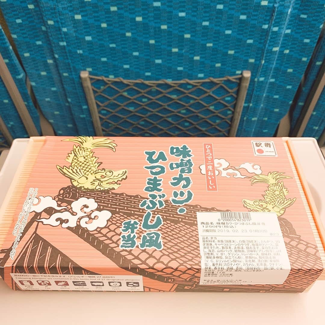 三遊亭とむのインスタグラム：「味噌カツ・ひつまぶし風弁当 品川駅1250円  大きなパッケージですのでフタをあけたら 中身のうなぎがドカーン！っと…  小さっ！！笑 ま、仕方ない鰻高いし！ よくよく見たらひつまぶし風だし！  ただ鰻はもちろん味噌カツもクオリティも高い！ どちらも柔らかいし、白米と茶飯にわけられてるのも◎  仕事前じゃなかったら一緒にビールのんでたな… 地味にこの手のサラダ止まらないっ！！ 名古屋に行ってお店で名物食べれなくても充分満足  89点  万歳さんしょう  #駅弁 #駅弁コンシェルジュ #落語家 #駅弁評論家 #ダジャレ #品川駅 #日本ばし大増 #味噌カツひつまぶし風弁当」