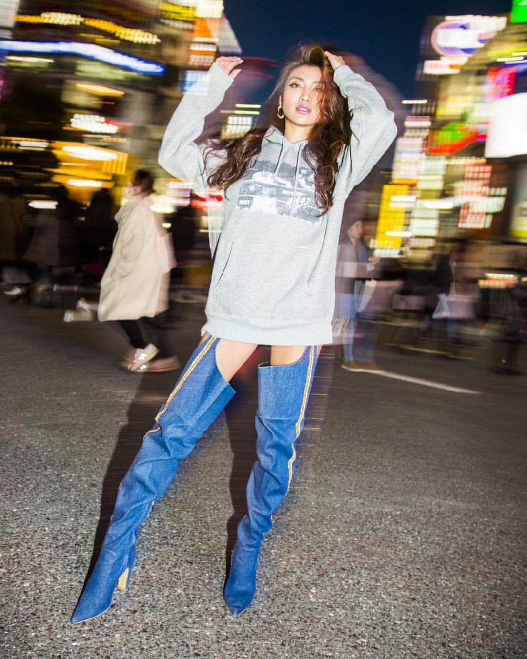 青山めぐさんのインスタグラム写真 - (青山めぐInstagram)「🌃🌉 #tokyo #shibuya #ootd #ring #luciferanddiana #ld #parker #hardhit #tops #shoes #boots #fashion #kneehighboots #yelloshoes #yello #shooting #neon」2月22日 19時13分 - megu_19880928
