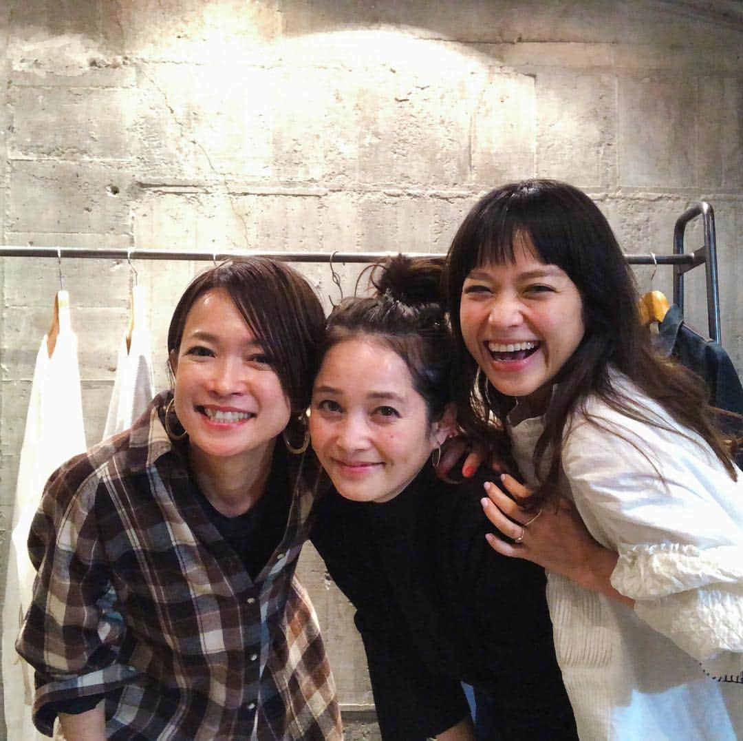 北澤 宏美さんのインスタグラム写真 - (北澤 宏美Instagram)「- 15年位前の話を昨日の事かのように話すわたくしたち。。 れいこ（╹◡╹）さなこ 2人が手がける @abel_tokyo 展示会へ 気づいたらすっかり長居していたよ  @sanakoharada が着てるトップスオーダー♡♡ 写真3枚目ね 細部のこだわりと袖に心打たれました💘 同世代ホッとする〜☺️ 楽しかった〜 #abel_tokyo #展示会  #おじゃしました #ありがとう」2月22日 19時16分 - romihy58