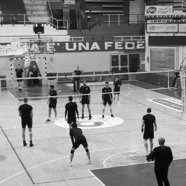 石川祐希のインスタグラム：「練習の一コマ♪  ナイスレシーブ、ナイストス、ナイスアタック🏐  @emmavillasvolley  #descente #デサント #skins #スキンズ #vaam #ヴァーム #sixpad #シックスパッド #asics #アシックス @legavolley #italia #serieA #pallavolo」