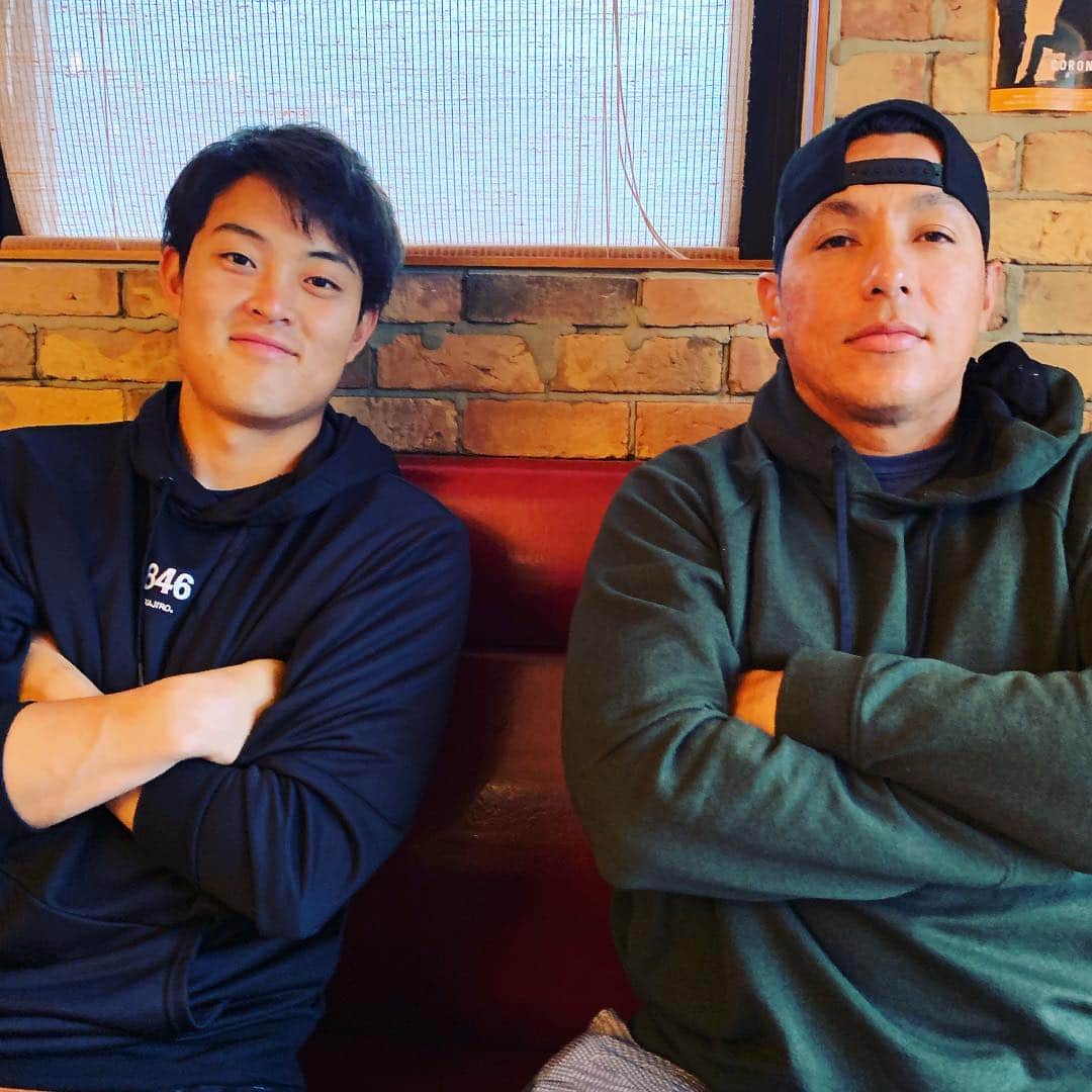 望月惇志のインスタグラム：「ナヴィとご飯食べてきました！ キャンプもあと1クール！しっかり練習してシーズンに繋げていきます！  Yo fui a comer con Navi. Nos falta una semana de entrenamiento. Yo sigo  practicando duro para esta temprada  #イタリアン#ENZO#真栄田岬#エフレンナバーロ #望月惇志#下の文はスペイン語」