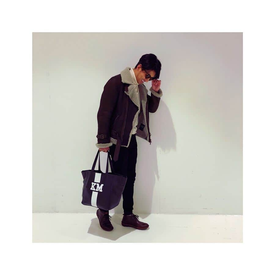 幸太さんのインスタグラム写真 - (幸太Instagram)「Lovely coordinate  Brown x White x Black  少し寒さが緩まって来た気がするねー  街に出るときは、大人シンプルに これくらいの感じがやっぱり好きだなぁ…  いつも一緒ですが今回は、 ニットを少し明るめにして春を感じてみた🌸  Mouton coat  @cinquanta_official @beams_japan  Knit  @cruciani_official @beams_japan  Denim  @dr_denim_japan @drdenim  Shoes  @pikolinos_shoes  Bag  @miabagjapan @miabag  Watch &accessories  @omega & @whitebuffalo_official  #fashion #ootd #mensfashion #cinquanta #cruciani #drdenim #pikolinos #miabag #omega  #ファッション #レザーコーデ #大人コーデ #リンクコーデ #大人シンプル #大人カジュアル #イニシャルバッグ #ミアバッグ #レザートート  #モデル #サーファー #カフェオーナー #サロンオーナー #ビーチツリー本厚木」2月22日 20時22分 - kotawave