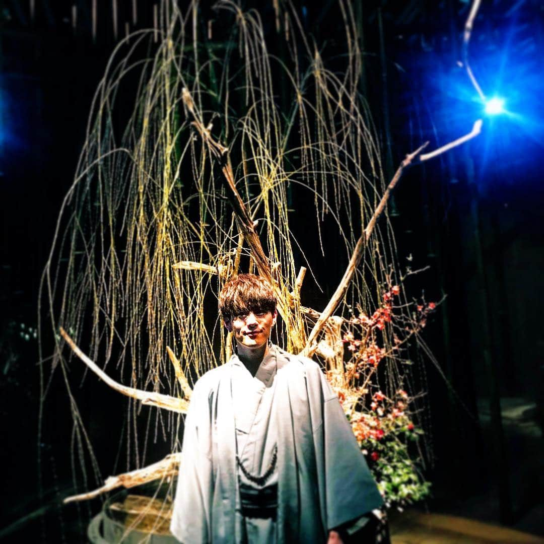 向山毅さんのインスタグラム写真 - (向山毅Instagram)「「FLOWERS BY NAKED 2019 ー東京・日本橋ー」 #花贈りイベント #スイートピー#💐#宮崎県産 #日本一早いお花見#🌸 #Collars の皆さん ご参加下さった皆さんありがとうございました😊 定員オーバーでご参加頂けなかった皆さんすみません💦 白、ピンク、紫のスイートピーとても素敵ですよね！！！ 是非生けて飾って下さい💐  #イメージソング「#華mist」 いかがでしたか？？ nakedの世界観に寄り添った楽曲、また是非聴いて下さい(^^) #SOLIDEMO #向山毅 #佐脇慧一 #九州男児 #singer #artist #vocalist #日本橋三井ホール #flowersbynaked#日本橋 #flower #インスタ映え #spotify  https://flowers.naked.works/2019nihonbashi/」2月22日 21時02分 - take_solidemo