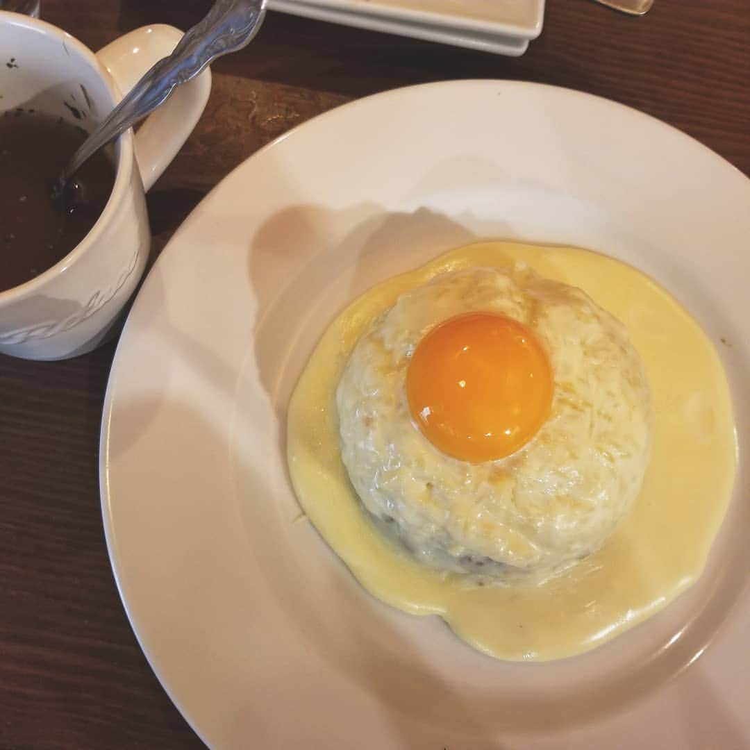 のインスタグラム：「流行り(？)らしいじゃん、この見た目でキーマカレーですって！チーズキーマカレー🧀 なかなか美味しかったな〜！！1時間くらい待ったけど外が暖かくなってきたから余裕でした👊 #名駅ランチ  #真上から撮ると目玉焼き #量は多め」