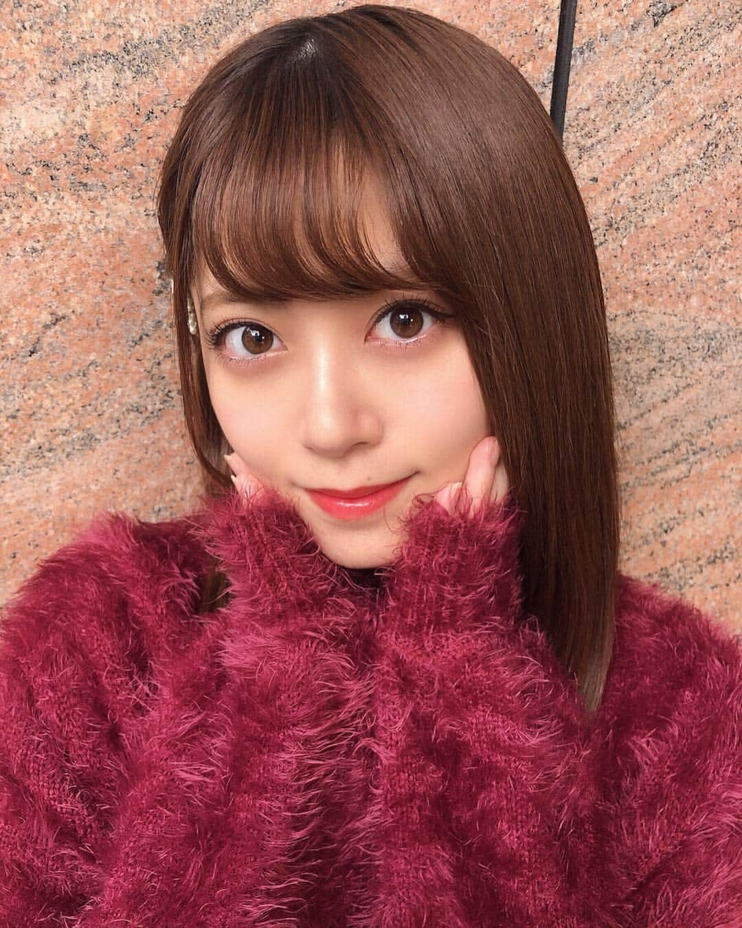 岩花詩乃のインスタグラム：「昨日のテーマは清楚でした🙂笑 久しぶりにストレートして、ヘアピンをつけて耳かけした🥺 3枚目にお洋服、ヘアピンのタグ付けしました🙆‍♀️ * * 明日の新公演初日に向けて、小顔矯正専門サロンQpu(@qpu_fukuoka )、エクセレントアイラッシュ(@exc_fukuoka)に行ってきました！ Qpuは久々だったのですが、毎回感動🥺 浮腫が取れてスッキリしました🥺✨ そして、初のまつげパーマ！！ この写真もビューラーしてないのにこんなにくるんって！！！ ビューラーしても下がりがちだったまつげが、いつまでも下がらなくなって、悩みが解決しました😭嬉しい😭 ありがとうございました！！ * * #ストレートヘア#ヘアピン#コーデ#コーディネート#Qpu##小顔#小顔矯正#小顔矯正サロン#エクセレントアイラッシュ#まつげパーマ#福岡#天神#大名」