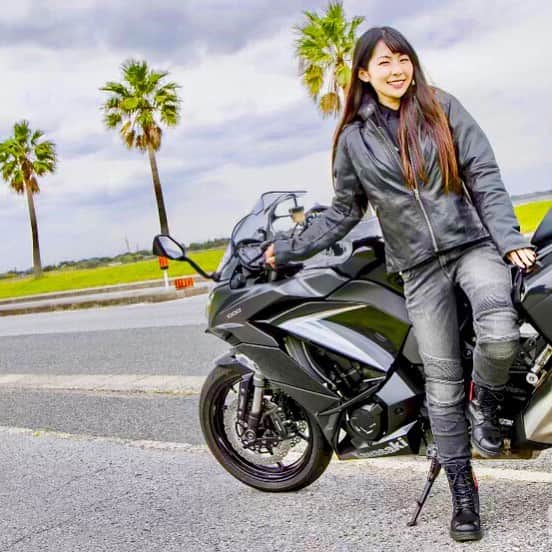 常深史織さんのインスタグラム写真 - (常深史織Instagram)「暖かい季節になってきたな♩ バイクがあれば何処へでも 行けそうな気がする💓  早く春よこいっ😍💓 #バイク女子  #バイク  #バイク好きな人と繋がりたい  #バイクのある風景  #バイク女子と繋がりたい  #asiangirls #bmw #triumph #s1000rr #ninja1000 #motogirl #ツーリング #girlsbiker #バイクのある生活 #冬バイク #bmwmotorcycle #ガールズバイカー #大型バイク #bmwmotorrad #ビーコム #bcom #バイクブロス #bikeBros  #越冬屋  #バイク乗り越冬応援キャンペーン  #motorcycle_moment #bikersofinstagram #bike_japan #ss女子 #supersport」2月22日 21時32分 - sioripopn