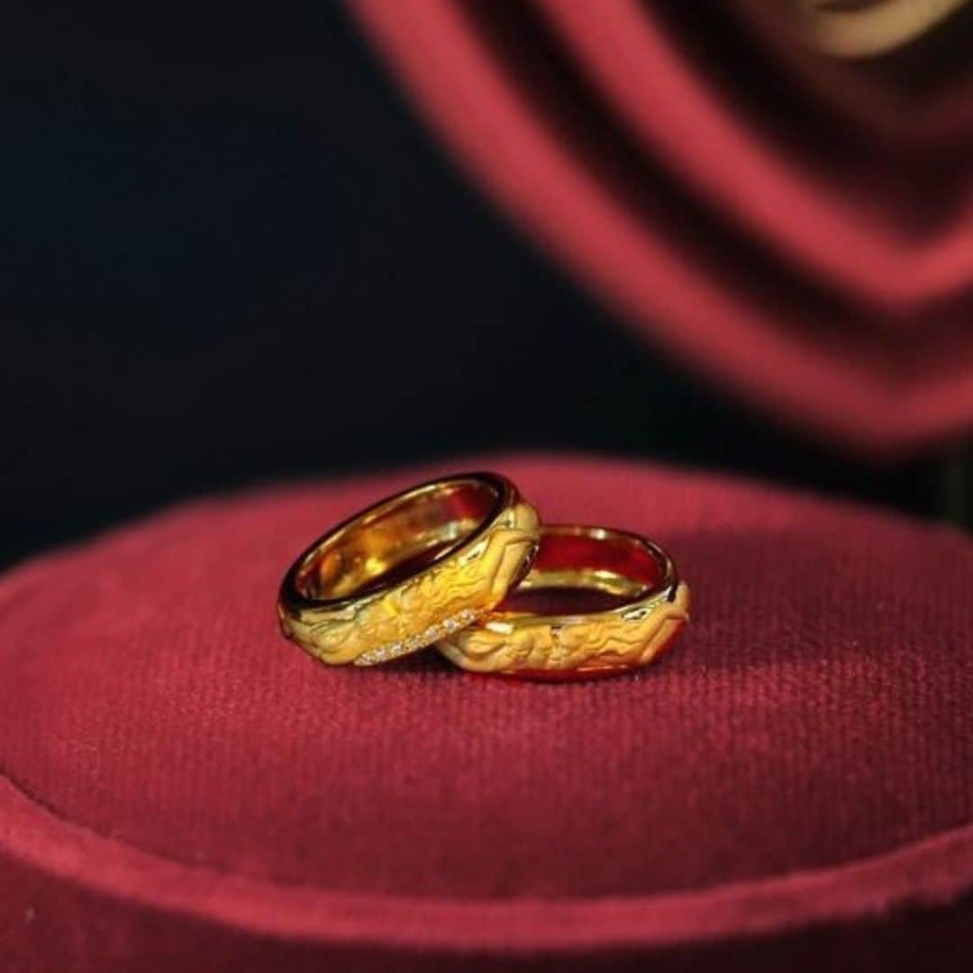 のインスタグラム：「Do not lose your romantic mood! For him and for her – our iconic Promesa rings. Sensual, romantic, and elegant, these jewels help to seal the promise of eternal love.」