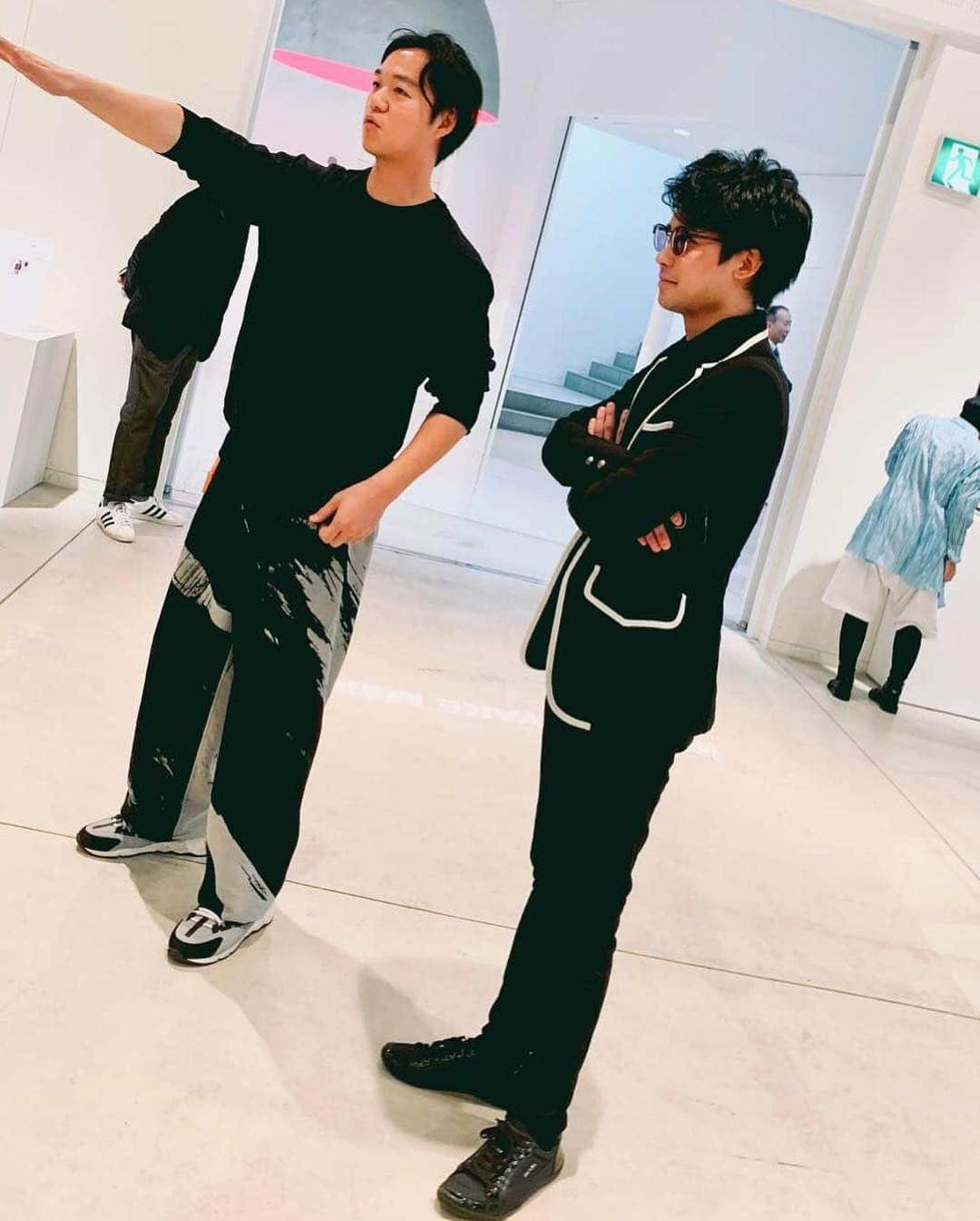 三浦文彰（ヴァイオリニスト）さんのインスタグラム写真 - (三浦文彰（ヴァイオリニスト）Instagram)「It was great pleasure for me to be at exhibition of ISSEY MIYAKE MEN AW 2019 👍  With Yusuke Takahashi who is the chief designer for MEN😎#isseymiyakemen#exhibition#fashion#yusuketakahashi」2月23日 8時33分 - fumiakimiura