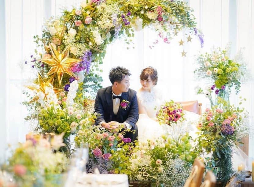 プレ花嫁の結婚式準備サイト marry【マリー】さんのインスタグラム写真 - (プレ花嫁の結婚式準備サイト marry【マリー】Instagram)「◌ ❁˚ お花で出来た、三日月型の高砂🌙🌸✨ まるで絵本の中の世界のようで 可愛い#メインテーブル装花 です✨ * 奥にソファが🛋置いてあって、 新郎新婦は本当にお月さまに 座ってるみたいに見えます💕 ◌ ❁˚ photo by @mukaiyama.bgv  #高砂装花#高砂#ソファ高砂#ソファー高砂#メインテーブル#披露宴#披露宴演出#披露宴会場#ウェディングレポ#迎賓館#ベイサイド迎賓館#ベイサイド迎賓館ベランダ#TG花嫁#プロポーズ#婚約中#婚約#2019冬婚#2019春婚#2019秋婚#2019夏婚#2020春婚#2020夏婚#2020秋婚#2020冬婚#marryxoxo」2月23日 8時39分 - marryxoxo_wd