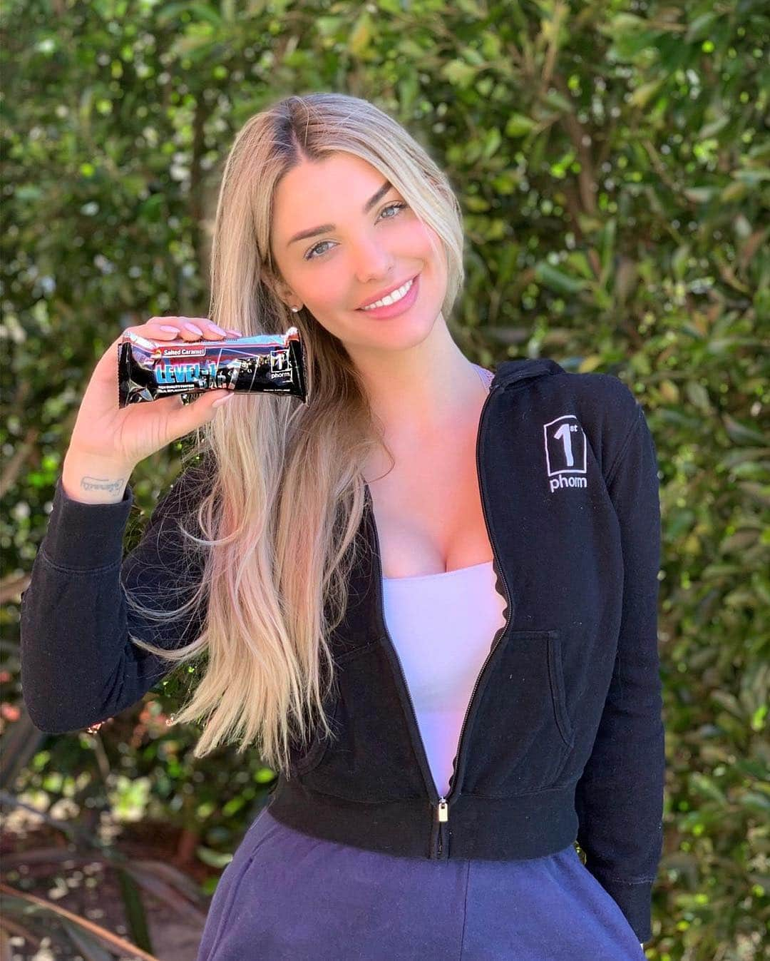 エミリー・シアーズさんのインスタグラム写真 - (エミリー・シアーズInstagram)「Feels good to be outside 🌼 I bought my @1stphorm level 1 protein bar with me and took a walk to the park to get some sunshine. After Tuesday I have the ok to slowly get back into the gym which I’m excited for even tho I have to take it easy, it just feels good to be moving around again. . I’ve learned that overcoming obstacles to get where you want to go starts with a positive mindset. There’s no way you’ll ever get somewhere you don’t believe you either can, or deserve to be. The biggest hurdle most people need to overcome is their own self belief getting in the way of their potential. . Protein is essential for cellular repair, which is what makes it so important for muscle gain, but it’s also important for healing. I’ve been enjoying these #1stphorm bars while I recover from surgery to help heal my body. Each bar contains 20g of protein and only 4g of sugar, and they’re hands down the best tasting protein bar I’ve ever tried. Salted caramel is my current fave flavor but they’re all delicious! . #iam1stphorm #sunshine #positivity #healing #protein #strength #love #LA #life #duespaid #legionofboom」2月23日 8時06分 - emilysears