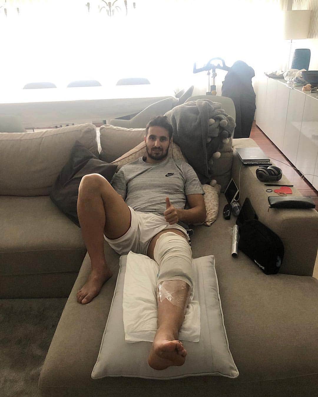 ウーゴ・ヴィエイラのインスタグラム：「Thank you all for your support🙏 Especially thank you to everybody from @sivassporsk , the operation was a success, now I need to recover and come back stronger than ever 💪🙏」