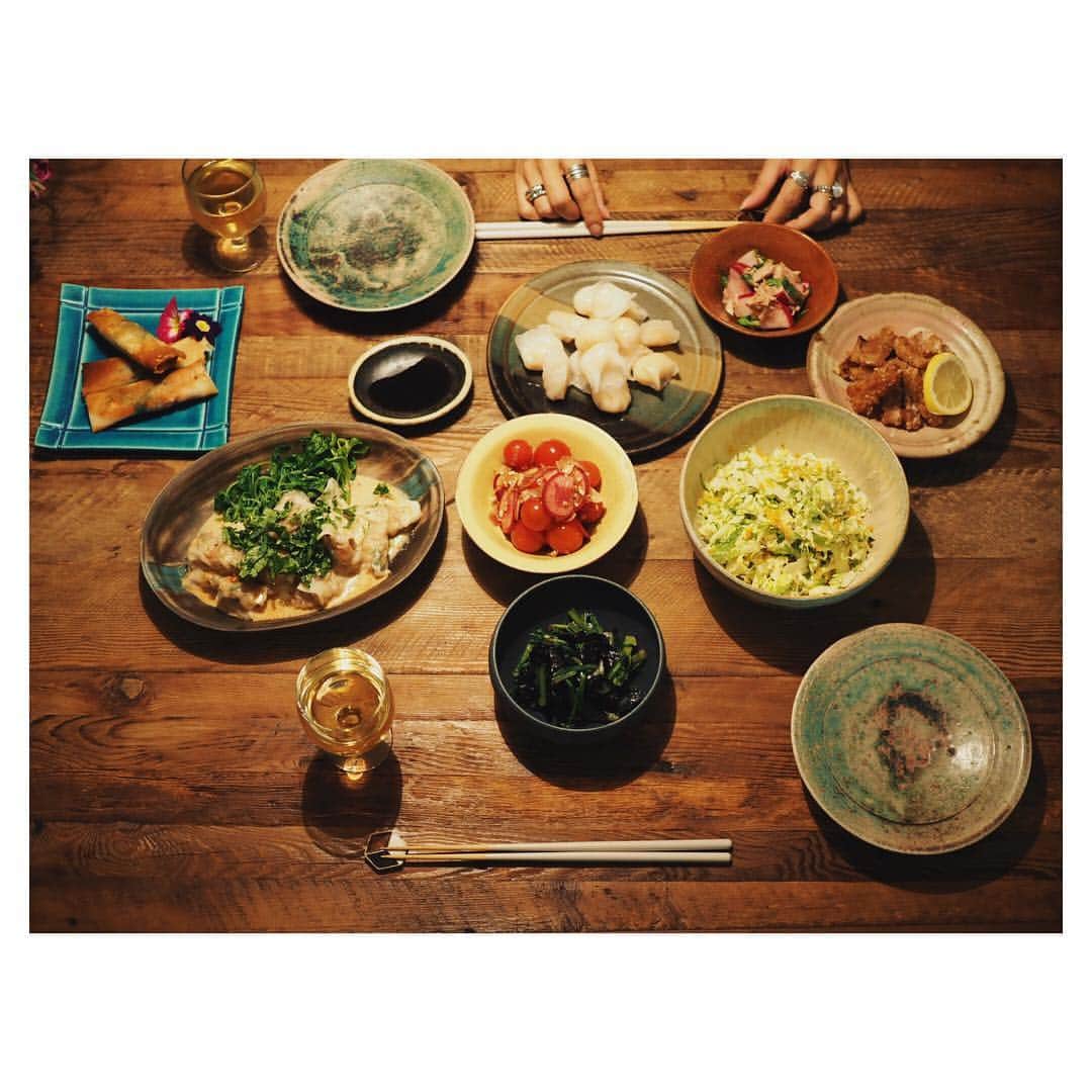 高山都さんのインスタグラム写真 - (高山都Instagram)「おひとりさまかなーって作ってたら、心友からの連絡。 なんか、こーいうの懐かしいなーって、分量増やして準備してたら、結局オンナ4人に。なんだ、楽しい華金やんか。 海老ワンタン 豆乳豆豉ダレ 大根のからあげ @glam.jp にて連載で紹介してます 明太子とチーズの春巻き 春菊の海苔和え ミニトマトとミョウガの甘酢和え 春キャベツと柚子とちりめん山椒のコールスロー #みやれゴハン #おうちごはん #家呑み #おんなだらけ」2月23日 1時20分 - miyare38