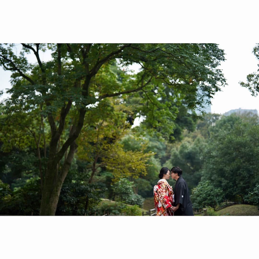 StudioAQUA TOKYOBAYのインスタグラム：「. みんなで頑張りました。 . Series K&J . Interpreter Hiroko Urata @d_weddingphoto_jp Photographer @hiroyoshishima Hair and makeup Shoko Nemoto . #sonya7iii  #studioaquatokyobay #最後の日まで #スタジオアクア東京ベイ #光と影 #プレ花嫁  #卒花 #結婚式準備 #結婚式写真 #ウェディングドレス #和装 #関東花嫁 #東京駅前撮り #後撮り #撮影指示書 #ロケーションフォト #花嫁ヘア #美容師 #ヘアメイク #ウェルカムボード #ポートレート #チェリフォト #プラコレ #2019夏婚 #2019春婚 #写真好きな人と繋がりたい  #日本中のプレ花嫁さんと繋がりたい #全国のプレ花嫁さんと繋がりたい #東京タワー #rainyday . @studioaqua_tokyobay @decollte_weddingphoto @d_weddingphoto_jp」