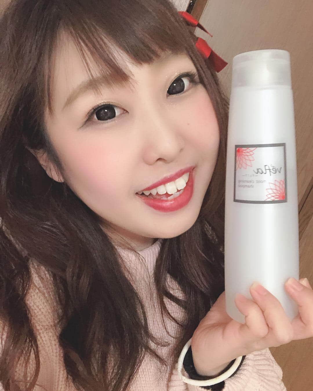 夏目亜季のインスタグラム：「【高機能薬用シャンプーヴェフラのアンバサダー】になりました！  このシャンプー頭皮に優しい #薬用シャンプー #低刺激 かつ 高機能がコンセプトな #シャンプー 洗い上がりは 市販のだと #コンディショナー #トリートメント つけなきゃ 指通り悪かったりすることが多いけど #ヴェフラ は トリートメントいらずで 洗い上がりはシャンプーだけでもかなりツルツル！ こらにはとってもびっくり！  #馬油 シャンプーも出会った時めっちゃ衝撃で とても好きで、即買いしたんやけど 全く同じ衝撃がはしりましたー！！ かなり髪がツルツルになるので 皆もおためしあれ！  https://a.r10.to/hyqDAn  #梅カムこんぶ #梅カムこんぶPR大使  #舞鶴 #京都 #かわいい女の子 #可愛い  #東京カメラ部 #舞鶴市 #夏目亜季 #ヘルプマーク #SLE #全身性エリテマトーデス #トマオニアンバサダー #トマオニ #youtuber #youtuber好きな人と繋がりたい  #予防医療  #舞鶴 #京都 #かめらすきな人と繋がりたい  #個撮 #撮影会 #カメラマン募集 #カメラマンさんと繋がりたい #youtube」