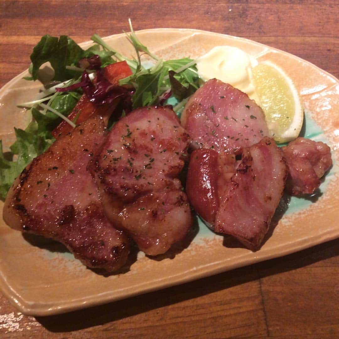 のインスタグラム：「. こんにちは！ 九州うまか 新大阪店です🙌🏻✨✨ 本日紹介させて頂くのは くんちゃまベーコンの厚切りステーキ🤤  美味しい脂ののったジューシーなベーコンです😋❤️❤️ 是非ご来店の際にご賞味下さい🙊✨ . . #九州料理 #新大阪 #居酒屋 #駅近 #九州うまか #歓送会 #神泡 #泳ぎいか #もつ鍋 #お待ちしております」