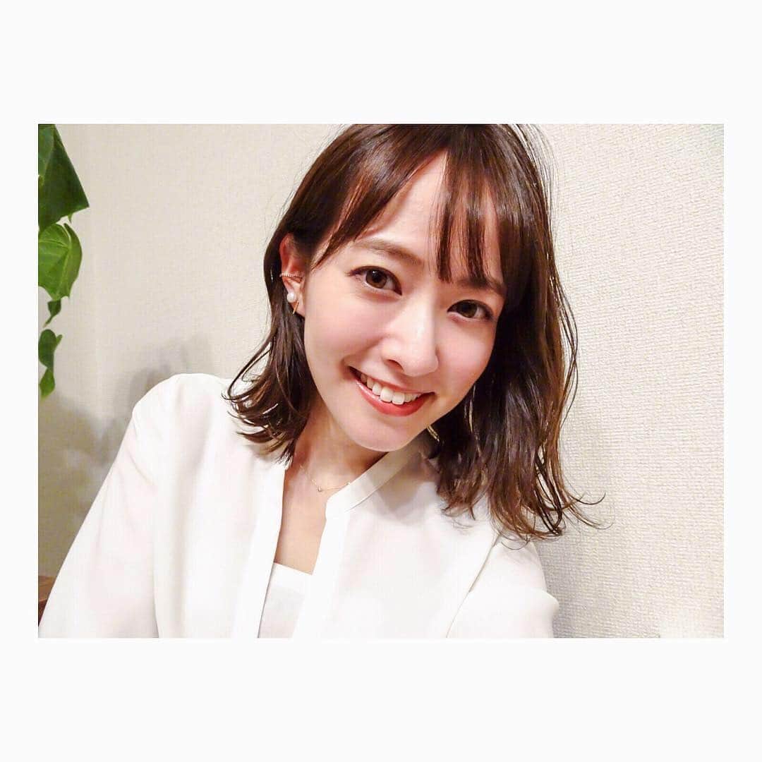 のインスタグラム：「✂︎✂︎ @loness0301 にて、鎖骨にかかるギリギリの長さまでバッサリいきました。 担当は本田さん @honda_haruhiko 。 私の理想を聞きつつも、癖と頭の形を見た上で 勧められない事はきちんと止めてくれます。 甘めの顔に似合わずハッキリしてます。有り難い。 ． 何が変わったの？という方は3枚目のbeforeをご参照ください。ほら、ちょっと短くなってるでしょう。 ． #loness #loness_hair #本田治彦 #loness表参道」