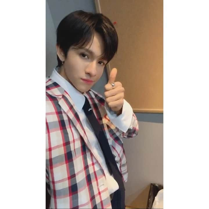 サムエルのインスタグラム：「[190223 음악중심❤️] 오에오에오 Everybody say 🤘 음악중심도 가넷과 함께 아주 아주 성공 😊 내일도 홍.삼.차랑 함께해요 💜 ⠀⠀⠀⠀⠀⠀⠀⠀⠀⠀ #용감한홍차 #사람들 #사무엘 #Samuel」