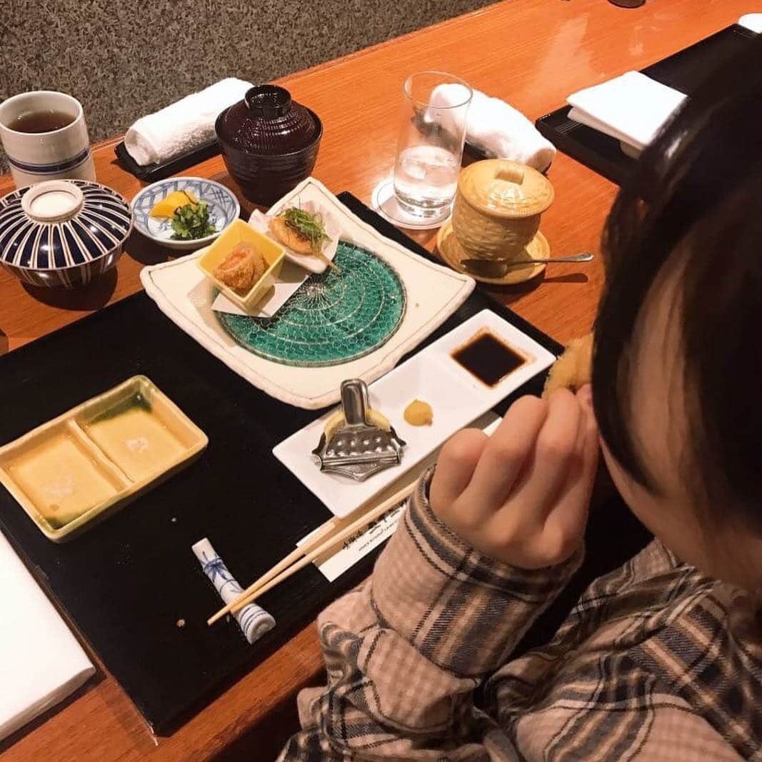 Hinataさんのインスタグラム写真 - (HinataInstagram)「. . こないだ少し大人っぽいお店で串揚げを食べて来たよ〜😆 . 揚げたてでアッツアツ✨✨ めちゃくちゃ美味しい〜😽💓💓 色々食べたけどやっぱりエビが1番好き🍤 . 美味しいご飯食べてる時はホント幸せ〜🥰 しっかり食べてお仕事も頑張ります🙌 . 今日もYouTubeに動画アップするよ〜✨✨ . 北欧雑貨のflying tigerさんで買ったものを たくさん紹介するから是非チェックしてね〜🧡 . . #クラージュキッズ  #野々山ひなた #Hinata #YouTube #チャンネル登録してね #Hinataぼっこ #Twitter #flyingtiger #雑貨紹介 #可愛いものがたくさん #串揚げ #エビが好き  #美味しい晩御飯」2月23日 17時18分 - hinachosugram