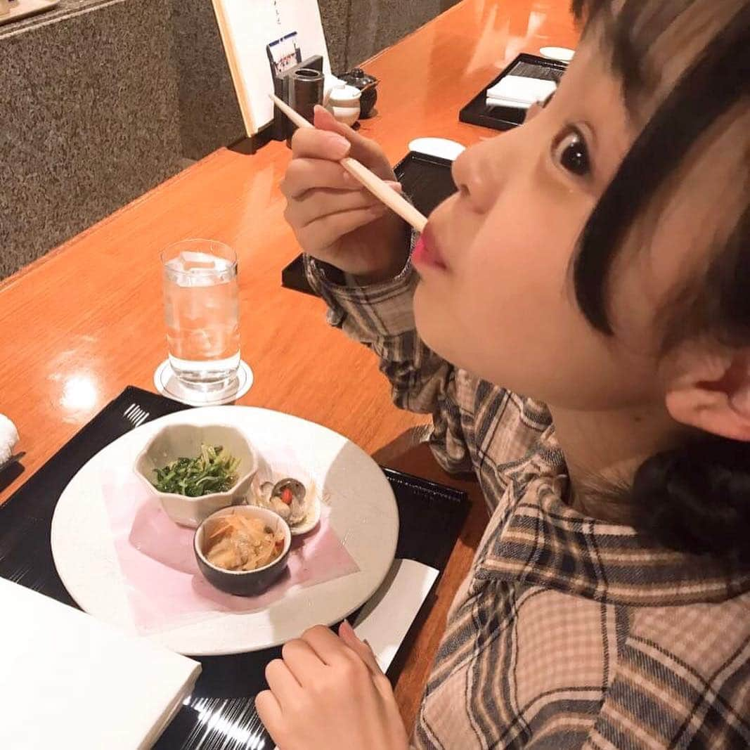 Hinataさんのインスタグラム写真 - (HinataInstagram)「. . こないだ少し大人っぽいお店で串揚げを食べて来たよ〜😆 . 揚げたてでアッツアツ✨✨ めちゃくちゃ美味しい〜😽💓💓 色々食べたけどやっぱりエビが1番好き🍤 . 美味しいご飯食べてる時はホント幸せ〜🥰 しっかり食べてお仕事も頑張ります🙌 . 今日もYouTubeに動画アップするよ〜✨✨ . 北欧雑貨のflying tigerさんで買ったものを たくさん紹介するから是非チェックしてね〜🧡 . . #クラージュキッズ  #野々山ひなた #Hinata #YouTube #チャンネル登録してね #Hinataぼっこ #Twitter #flyingtiger #雑貨紹介 #可愛いものがたくさん #串揚げ #エビが好き  #美味しい晩御飯」2月23日 17時18分 - hinachosugram