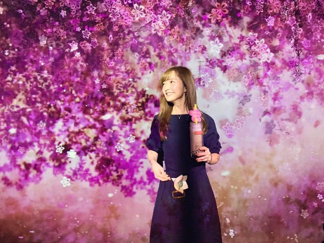 西村笑花さんのインスタグラム写真 - (西村笑花Instagram)「🌸 ・ ・ FLOWERS BY NAKED でお花見してきました☺️♡♡ 桜アートに包まれる空間でとても楽しめたよ🤳✨ アロマの香りのしゃぼん玉も飛んできて良い香りだった〜💕 たくさんありがとう〜🥰🛍 @karuna0520 ♡ 3/3まで開催しているみたいです🌸 🌸 @naked_inc 🌸 #flowersbynaked #nakedinc #nakedimmersive #japan #sakura #tokyo #spring #liptonteastand #lipton #日本一早いお花見 #日本橋 #コレド室町 #日本橋三井ホール #お花見 #🌸」2月23日 17時27分 - emika_nishimura