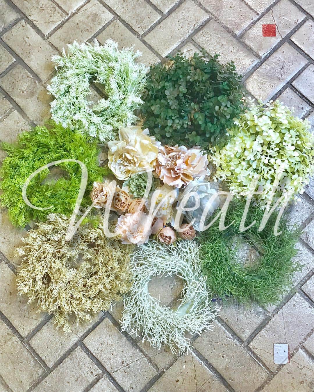 横浜ディスプレイミュージアムのインスタグラム：「❁⃘*.ﾟ 横浜ディスプレイミュージアムおすすめ グリーンリース 2Fシルク売場にて展開中！  #横浜ディスプレイミュージアム#yokohamadisplaymuseum #リース #wreath#アーティフィシャルフラワー #artificalflower#フラワーアレンジメント#プレ花嫁 #ウェディングリース#インテリア#ドアリース #ブライダル#DIY」