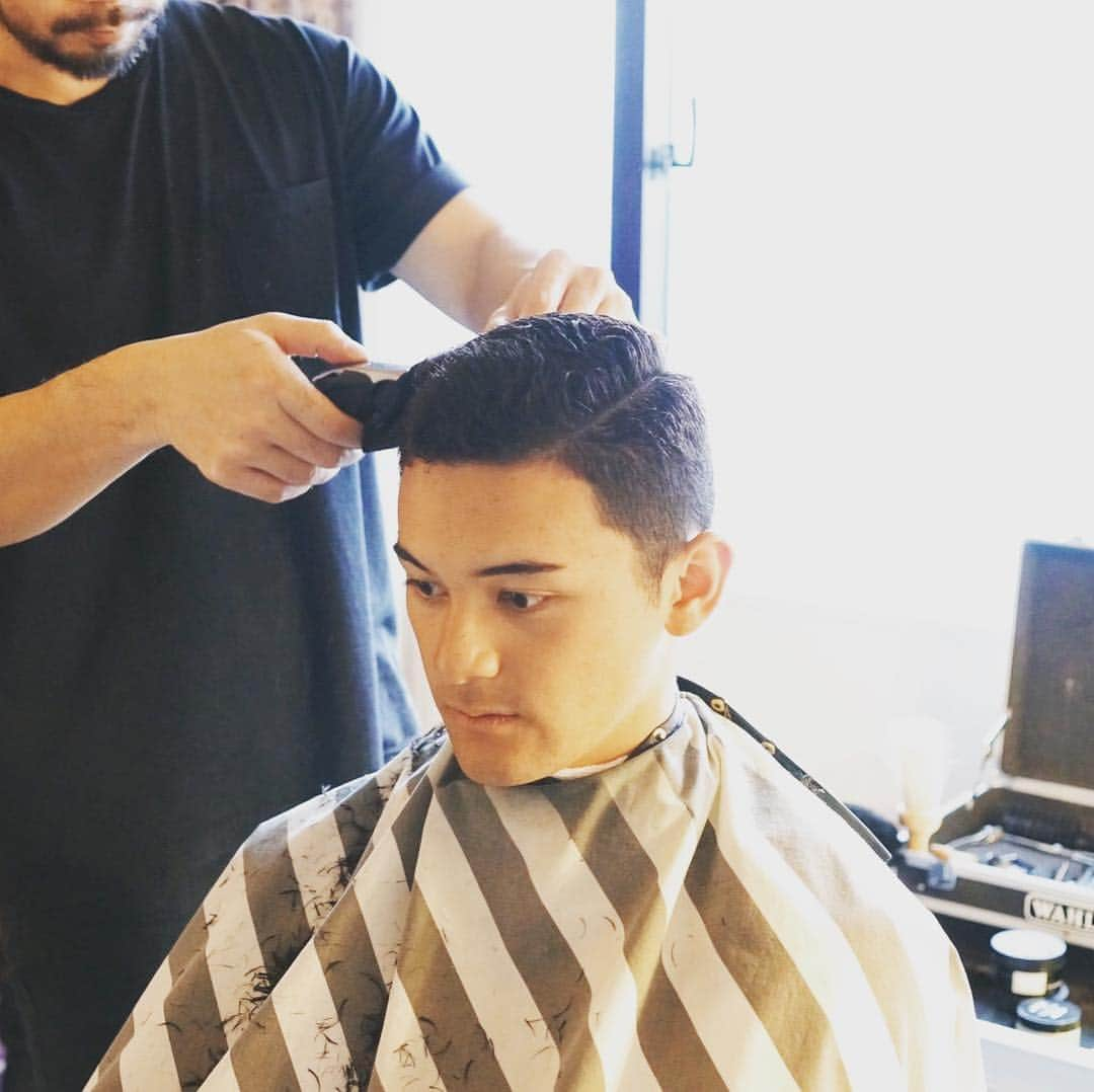 鈴木優さんのインスタグラム写真 - (鈴木優Instagram)「いつもお世話になっているMERICAN BARBERSHOPのHead Barberを務めるウッティーヨースケさんに宮崎までお越しいただいてオリックスの選手たくさんを切っていただきました💇🏻‍♂️ とってもキャッチーで最高です😆 最高の気分で今日もマウンドに上がれました🕺🕺 ありがとうございます🙇‍♂️🙇‍♂️ #メリケンバーバーショップ  #神戸 #キャッチー #ウッティーさん #ニヤリ  #barber」2月23日 17時38分 - suzuqgram