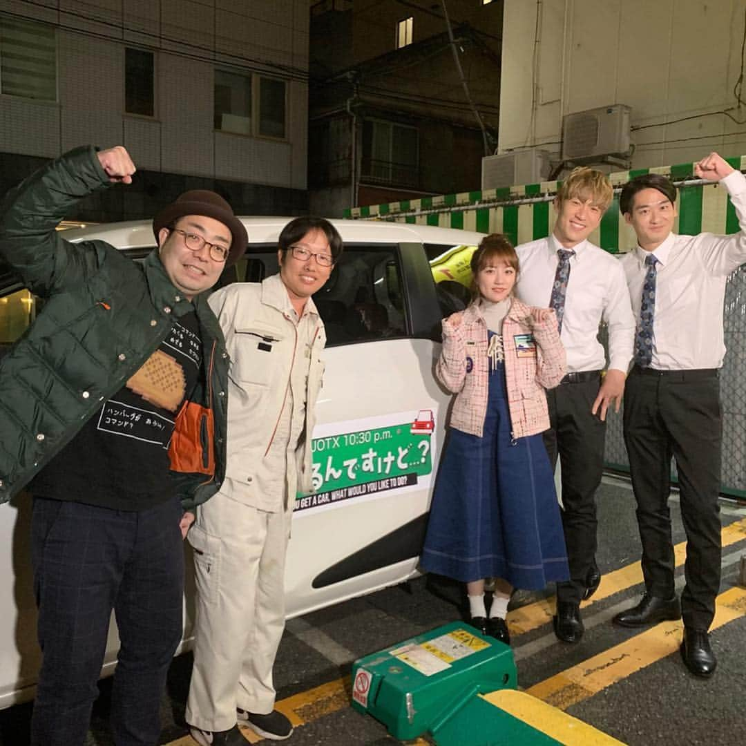 高橋みなみさんのインスタグラム写真 - (高橋みなみInstagram)「今日放送の テレビ東京「車あるんですけど…？」に出演します✨ 2回目の出演☺️有難やー！ 前回は酷道でしたが今回は、 究極のハンバーグを探すドライブ旅🚗 このお店は当たりだという 名店を探します✨ ２２：３０〜の放送です！ ぜひご覧くださいー！ ブリリアンのお二人に挟んでもらった📷🤤 #車あるんですけど #テレビ東京 #tv  衣装👗 ジャケット @tiit_tokyo @sian.pr ニット ワンピース @deicy_official #fashion  #happy #love」2月23日 9時33分 - taka37_chan