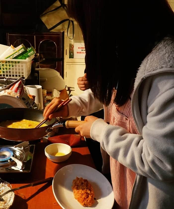 土屋太鳳さんのインスタグラム写真 - (土屋太鳳Instagram)「今回の作品は いろんなことがちょっとずつ ネタバレに繋がりそうな物語だったので オンエアは終わってしまったけれど 終わったからこそ載せることが出来る写真を 少しずつ ^ ^  これはオムライスを作ってるところ💡 「オムライスの場面がある」と聞くと どうしても個人的に 心がざわついてしまうので笑 今回もお手伝いさせていただきました✨  スナック「紅」の場面には いろいろなメッセージが含まれていて、 たとえば、 つばさがマッチ棒を並べて遊ぶ時の 図形の形にも、 つばさの心が表現されてたりします。  こういう物語は あのあと、どうなったと思うかを 観た人同士で語り合うところが また楽しいと思うのですが、 その時に、作品中の伏線を材料に 推理とか想像するのも楽しいと思うので これから観てくださるかたや 録画をしてるというかたは ぜひ何回か観て、いろんなヒントを 楽しんでいただけたら嬉しいです😊✨ ちなみに私は、 ラストシーンの「カメラの撮り方」が ラストの後の世界の解釈の 一つのヒントになるかなと感じていて。 そのことは、またあらためて🙊✨ 観てくださるかたによって いろいろな未来が想像できると思うので いつか、感想など交流出来たらいいな😊 #約束のステージ #約束のステージ時を駆けるふたりの歌」2月23日 9時55分 - taotsuchiya_official