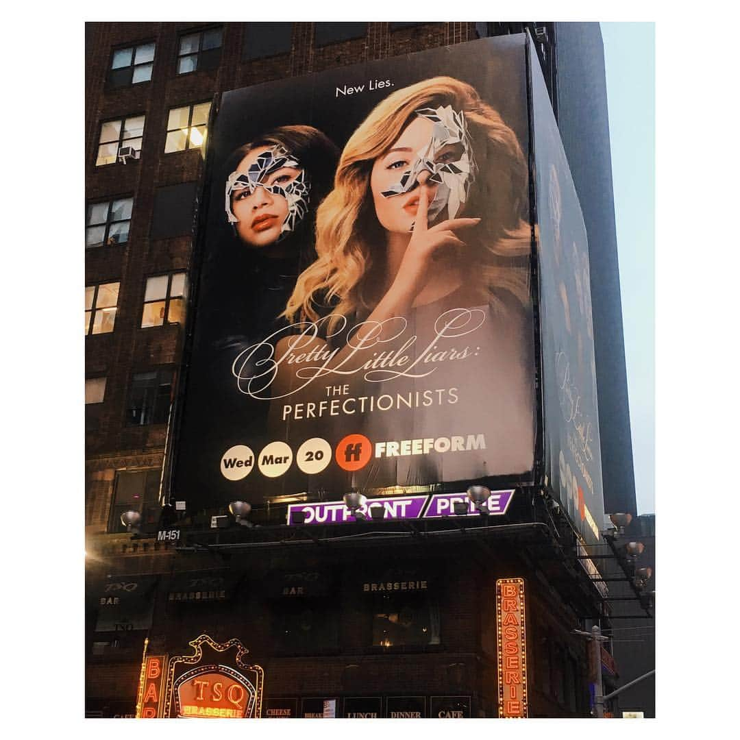 サーシャ・ピーターズさんのインスタグラム写真 - (サーシャ・ピーターズInstagram)「Times Square baby. What a dream! Can’t wait to see these up close! So happy to be on this journey with you @janelparrish @heysydneypark @sofiacarson @elibrown.jpeg 🖤March can’t come soon enough. #plltheperfectionists #freeform」2月23日 10時03分 - sashapieterse