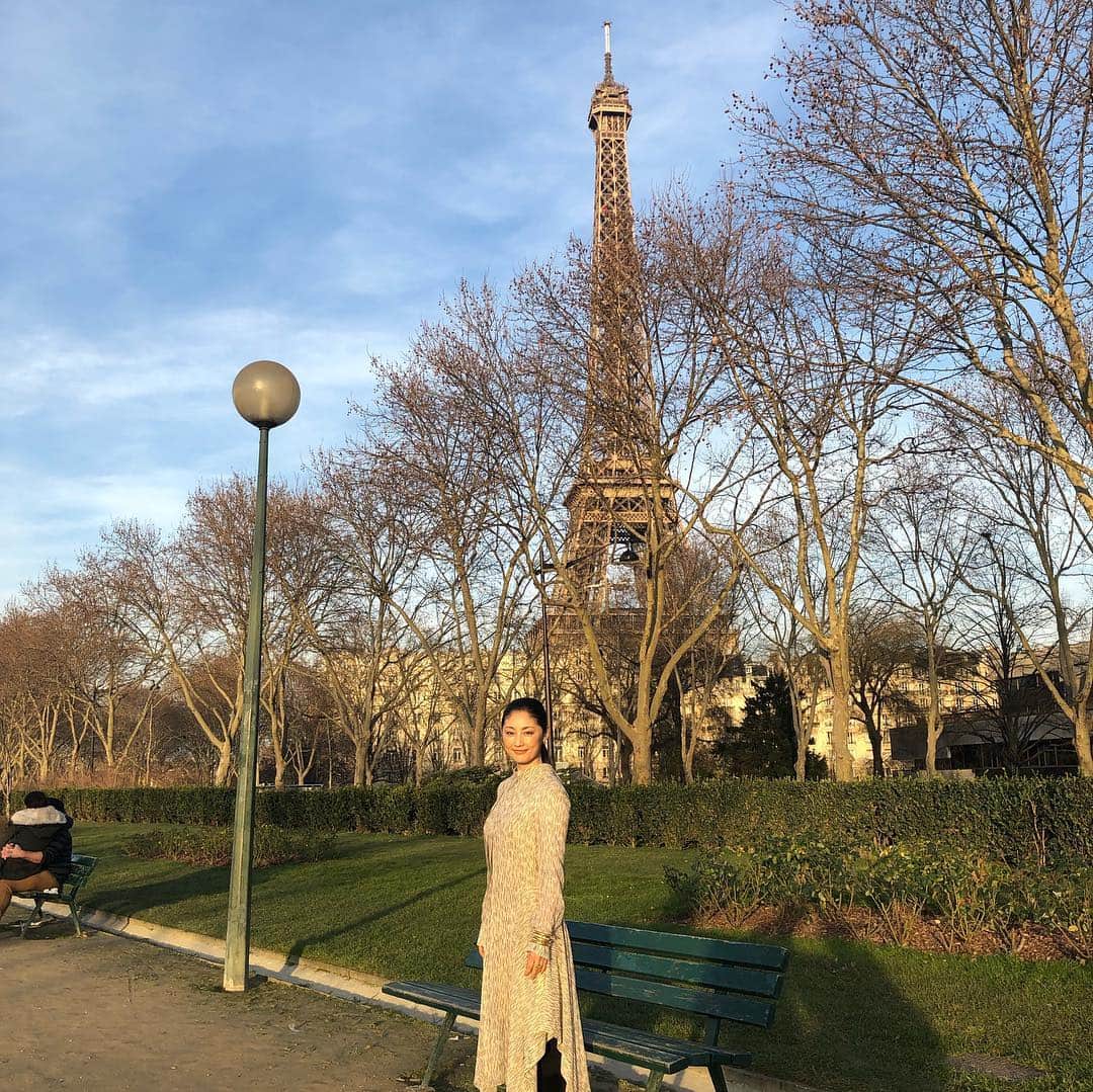 常盤貴子さんのインスタグラム写真 - (常盤貴子Instagram)「「誰かの木琴」 せっかくなので、久しぶりにフランスの皆さんと一緒に観てみた。 衝撃！！ この映画で、あんなに何度も笑いが起きるとは！さすがフランス。勉強になりました。  登壇前に受けたインタビューは、お外で。綺麗な夕日✨  #パリ日本文化会館  #誰かの木琴  @chloe」2月23日 10時43分 - takakotokiwa_official