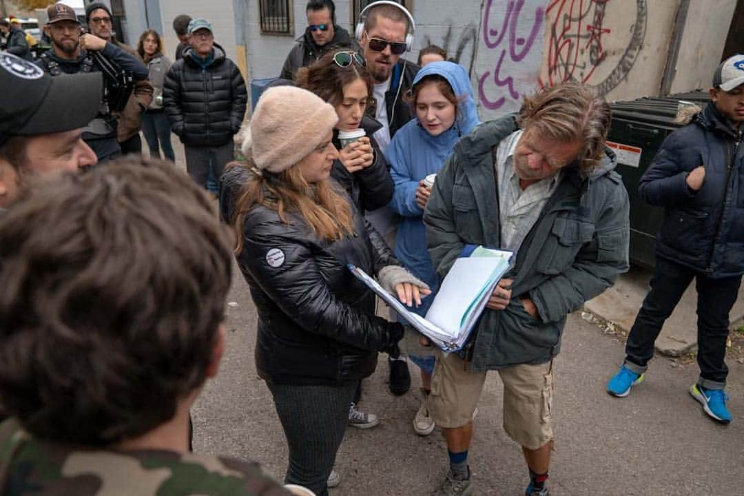 ウィリアム・H・メイシーのインスタグラム：「Hello all you #Shameless people. Check this out! Two behind the scenes photos to start. The first one is us checking the script. We knew the lines. We just didn’t know who was supposed to say them. The second one is us all gathered together for a “Get Out The Vote” post. The third photo is me and Emmy in the bar. I always got a little extra charge when I got to do a scene with her. The last photo is me buying supplies for the blackout...as far as I can recollect. Catch the episode this Sunday! #OnlyOnShowtime」