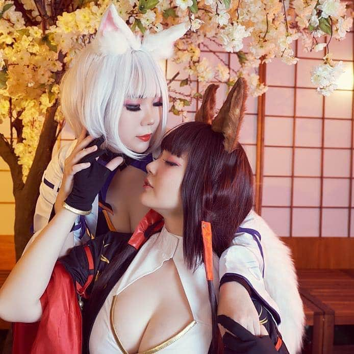 YingTzeさんのインスタグラム写真 - (YingTzeInstagram)「Sisterly Love , Kaga & Akagi from Azur Lane. 💕✨ _ Reposting this photo from @kenn_tee because it happens to be my favourite photo from the whole set. ❤️ Thank you @quistreous for being my Kaga !  Want to make this as my wallpaper woohooo !! _ Tonight I’ll be streaming Apex Legends at 9pm ( GMT + 8 ). Yesterday I got my first champion with zero kill and zero damage dealt. 😂 Lets see if tonight I’ll be anything better . See ya later at my FB Page !  _ Kaga @quistreous 📸 @kenn_tee  #blessed  #azurlane  #アズールレーン #akagi  #kaga #azurlanecosplay  #kemonomimi  #foxgirl」2月23日 11時32分 - yingtze