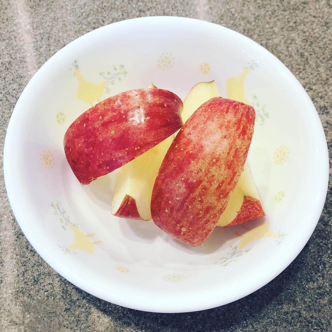 畠山愛理さんのインスタグラム写真 - (畠山愛理Instagram)「皮に栄養があると聞いたので、よーく洗って、今日は剥かずに結局丸々一個朝食べちゃいました🍎半分にしようと思ったけど色が変わっていくりんごちゃんを見てられなかった🥺写真は半分ですけどね☺️」2月23日 11時38分 - airihatakeyama