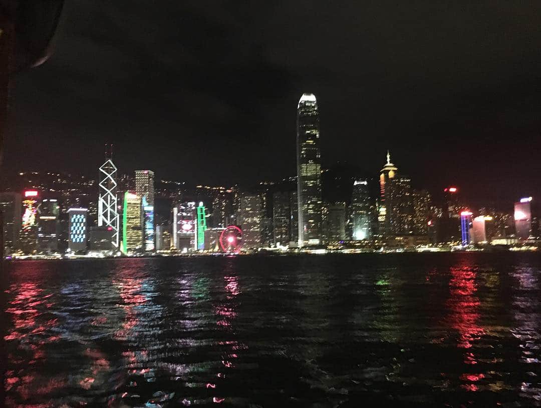 竹崎由佳さんのインスタグラム写真 - (竹崎由佳Instagram)「𝐇𝐎𝐍𝐆𝐊𝐎𝐍𝐆🇭🇰 滞在中天候に恵まれなかったのですが、 唯一晴れたときに、 セントラル→チムサーチョイの スターフェリーに乗船できました✨ 香港サイドの夜景は 眩しいくらいキラキラ輝いていて 香港のパワーを感じました！  #hogkong #starferry #central #victriaharbour #tram」2月23日 12時06分 - yuka__takezaki