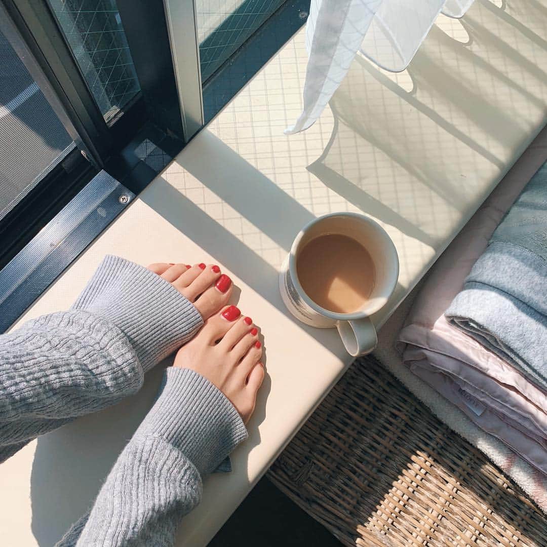 マギーさんのインスタグラム写真 - (マギーInstagram)「窓辺に座って太陽浴びてはちみつたっぷりのミルクティーを飲むのが好き。💛」2月23日 12時14分 - maggymoon