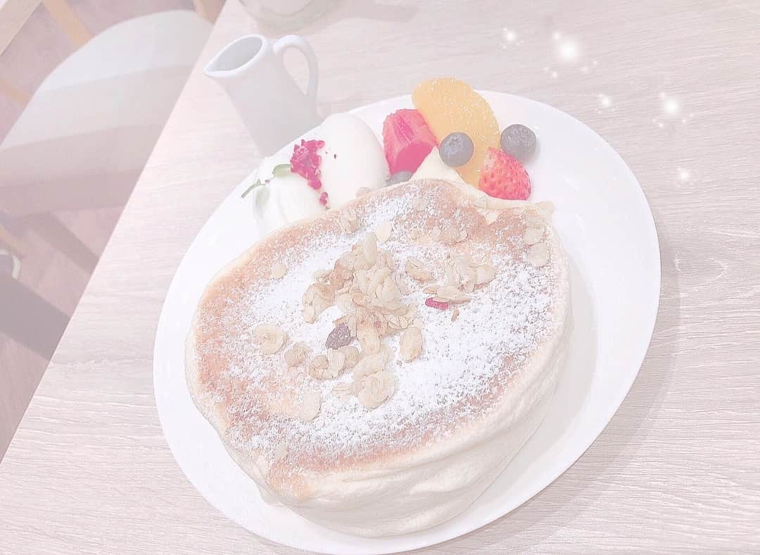 門田桃奈のインスタグラム：「﻿ ﻿ ｡*⑅୨୧┈┈┈┈┈┈┈┈┈୨୧⑅*｡﻿ ﻿ ﻿ 広島カフェ ‪🍓☕️☕️﻿ ﻿ ﻿ 最近はパンケーキいただきに行きました🍴﻿ ﻿ ﻿ ‪‪❤︎ ‬APROSE CAFE ❤︎﻿ ﻿ ﻿ 前にInstagramにあげたハートのラテのお店です☺️☺️💓﻿ ﻿ ﻿ ﻿ パンケーキ﻿ 焼きたてでとってもふわふわ系だったよ〜💛﻿ ﻿ ﻿ フルーツたちも一緒についててフレッシュにパンケーキを味わうことができます🍒﻿ ﻿ ﻿ ﻿ パンケーキ食べたら教えてね☃︎﻿ ﻿ ﻿ ﻿  #広島カフェ #広島グルメ  #広島旅行 #広島ランチ #パンケーキ #aprosecafe #フルーツパンケーキ #hiroshimacafe #pancake #門田桃奈 #charmingtrip」