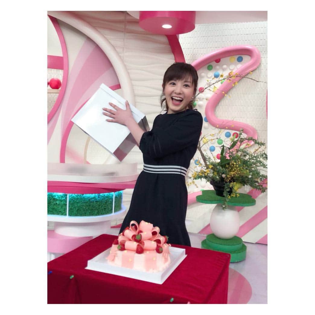 のインスタグラム：「・ 誕生日ケーキを見た瞬間の リアクションの大きさに 我ながら驚きました🤭💓笑 ・ でも、すーっごく嬉しくて 感動したのであります🧁 ・ ↪︎3枚目はそのときの動画📹 撮ってくれた絵美里ちゃんは 声の出演です☺️🎵 ・ ・ ・ ・ ・ #oha4newslive #oha4 #おはよん #誕生日 #誕生日ケーキ #ありがとうございます #小菅晴香 #フリーアナウンサー #セントフォース #bordersatbalcony」