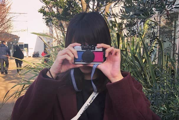 坂ノ上茜さんのインスタグラム写真 - (坂ノ上茜Instagram)「. 先日ハーフカメラのフィルムを購入しまして、 やっと現像してきました。 2枚目の写真は 初シャッター切ろうとするのになかなか撮れない！ と思ったら蓋付けたままだった〜〜笑 ってなる5秒前 カメラの色が可愛いでしょ🥰 . #film」2月23日 14時14分 - sakanoueakane