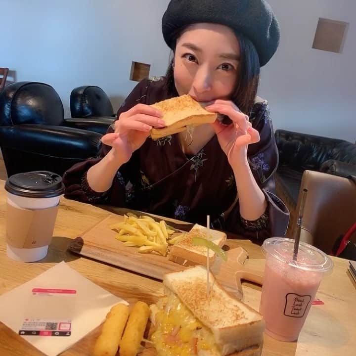のインスタグラム：「花粉の時期はグルテンフリーするようにしてるけど、たまにはね🥪✨ #haveagoodweekend #goodluck#toastluck#harajuku#toast#love#プルコギサンド#モグフェイス #パン好き#米も好き#なんでも好き」