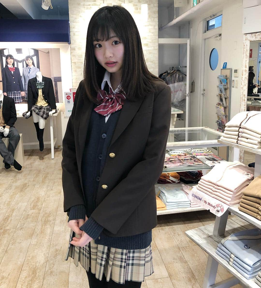 制服専門店CONOMiさんのインスタグラム写真 - (制服専門店CONOMiInstagram)「﻿ ﻿ ブラウンのブレザーに﻿ ネイビーのカーディガン😊👍﻿ このスカートもとっても可愛くて﻿ 人気です🥰﻿ ﻿﻿﻿ ﻿ ﻿ model→(@yabusaya0928 )﻿﻿ 身長→170cm﻿﻿﻿﻿ ⭐️着用サイズ﻿﻿﻿﻿ ブレザー→L﻿﻿﻿﻿ 長袖シャツ→L﻿﻿﻿﻿ カーディガン→L﻿ ﻿﻿﻿ ﻿﻿﻿ ﻿﻿﻿ ブレザー→¥22000﻿﻿﻿﻿ 長袖シャツ→¥3800﻿﻿﻿﻿ リボン→¥1800﻿﻿﻿﻿ スカート¥9800﻿﻿﻿﻿ ハイソックス→¥1000﻿﻿﻿﻿ ローファー→¥9800﻿﻿﻿﻿ カーディガン→6200﻿﻿ ⚠️全て税抜きの金額です✨✨﻿﻿﻿﻿ ﻿﻿﻿ ﻿﻿﻿ #制服#お洒落#写真#photo#カメラ#fashion#code#スカート#skirt#ローファー#可愛い#asiangirls#高校生#jk#jc#中学生#学校#セーラー服#highschool#japanesegirl#japaneseidol#被写体#ブレザー#shopping#교복#아이돌#모델#sailorsuit#撮影#ポートレート」2月23日 15時44分 - conomi_official