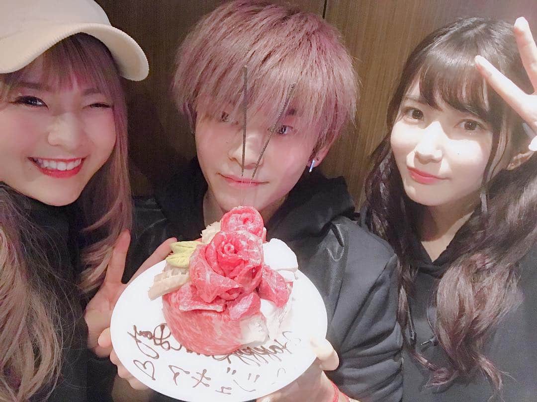 かすさんのインスタグラム写真 - (かすInstagram)「 ジュキヤはたち誕生日おめでとう🎊  予定合わずで少し遅れた誕生会  仲子フォーエバー  #ニクアザブ #肉ケーキ #かすこなじゅき #仲子さん」2月23日 18時29分 - kasuu_kasu